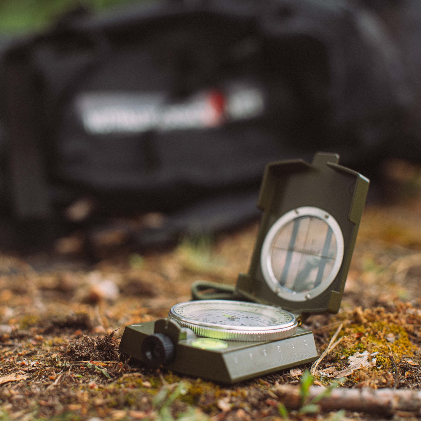 Militært kompas med metalkasse