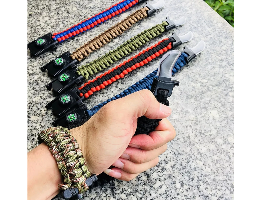 Multifunktionelt nødarmbånd med kniv, fløjte, kompas og flint - overlevelsesarmbånd - nødarmbånd - nødorientering/nødbrand - udendørs armbånd - sort