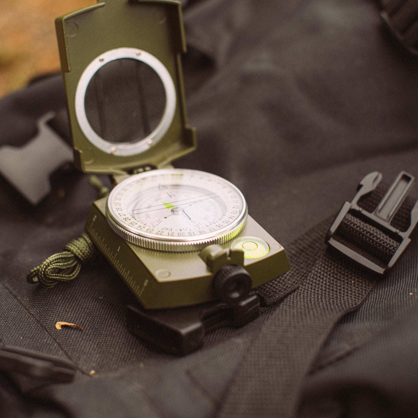 Militært kompas med metalkasse